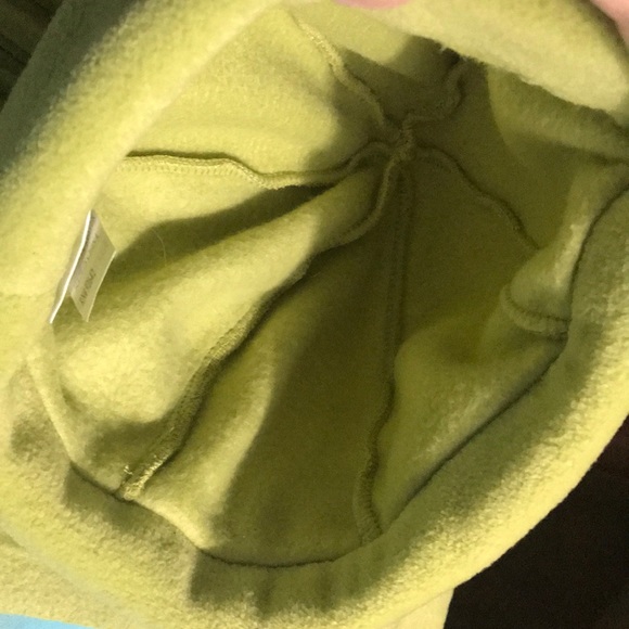 NWOT. BATH & BODY WORKS BEANIE & FRINGED SCARF SET - Picture 2 of 5